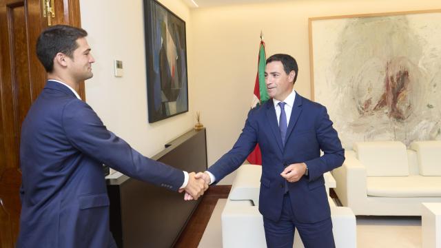 El lehendakari, Imanol Pradales, recibe al portavoz del PNV en el Parlamento vasco, Joseba Díez Antxustegi