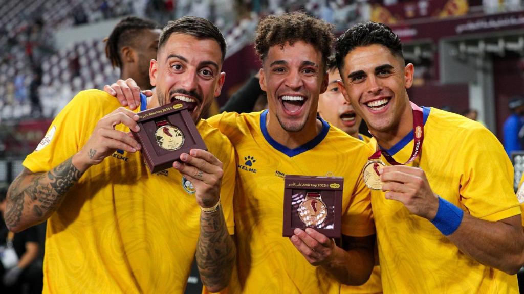 Jamal Hamed, junto a los futbolistas Joselu y Rodrigo.