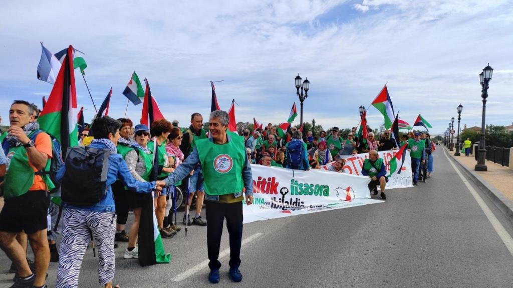 La marcha en Navarra a favor de Palestina concluyó en Trenasa, del grupo CAF, en Castejón. En la imagen el parlamentario foral de EH Bildu Txomin González / X