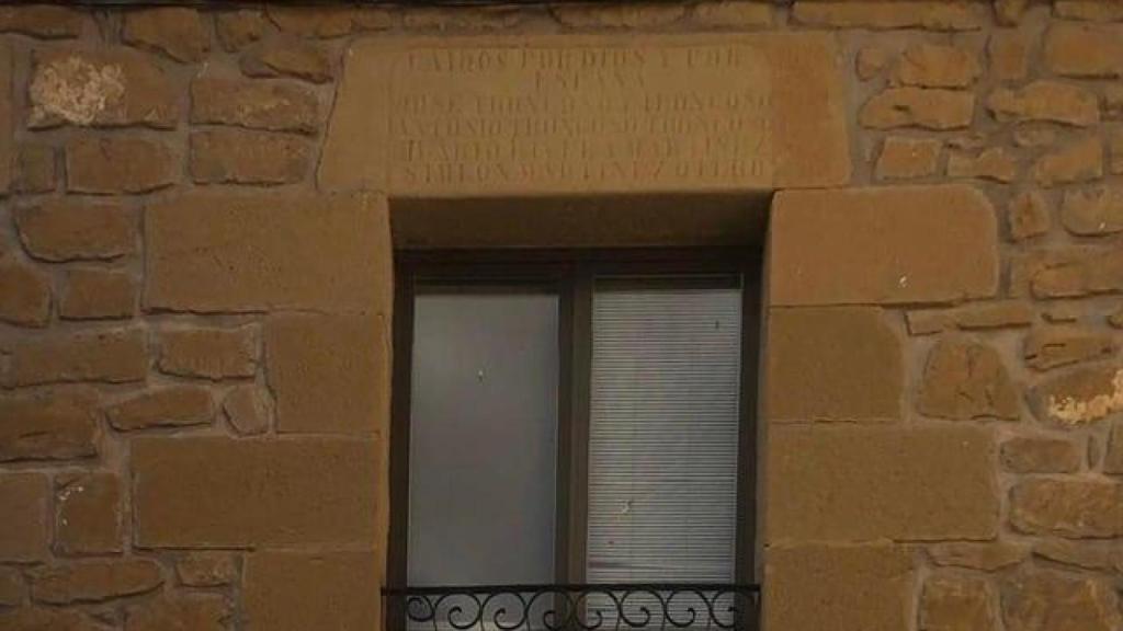 Imagen de la inscripción franquista de caídos por Dios y por España en Baños de Ebro.