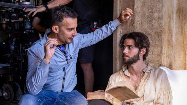 Imagen del rodaje de 'El cautivo', con Amenábar y el actor principal, Julio Peña.