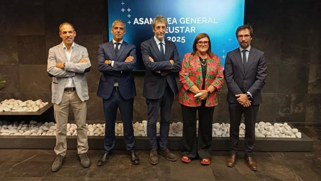 Miguel Ángel Carrera, segundo por la izquierda, presidirá la asociación española de industrias científicas