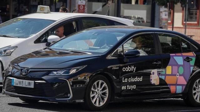 Imagen de archivo de un taxi y un Cabify