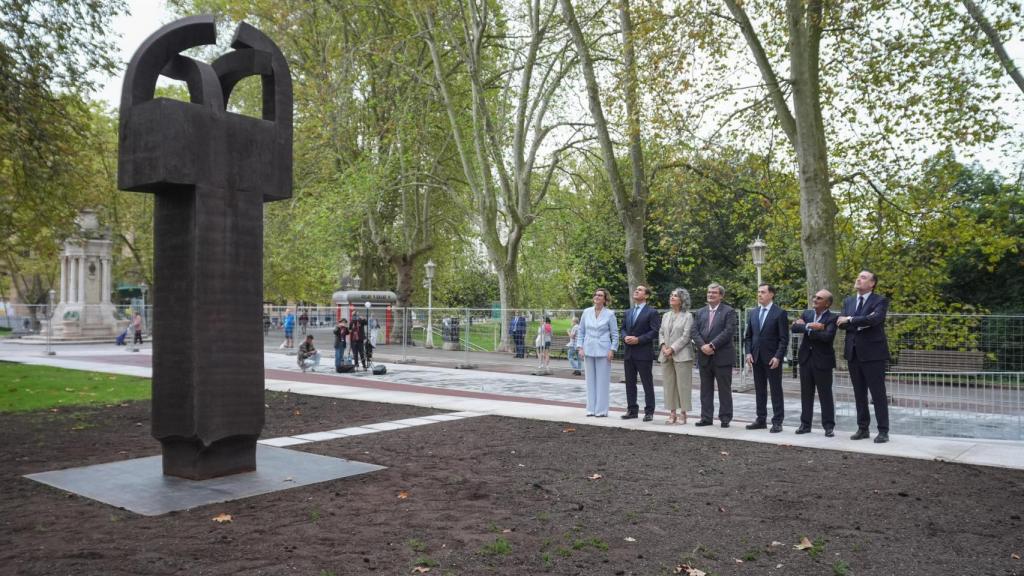 Acto con motivo del regreso a Bilbao de la escultura 'Elogio del Hierro III' con Carlos Torres, presidente de BBVA /  E Press