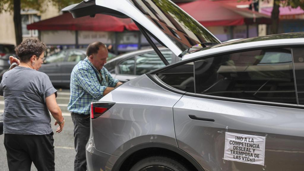 Un taxi se manifiesta por las VTC a 8 de septiembre en Bilbao