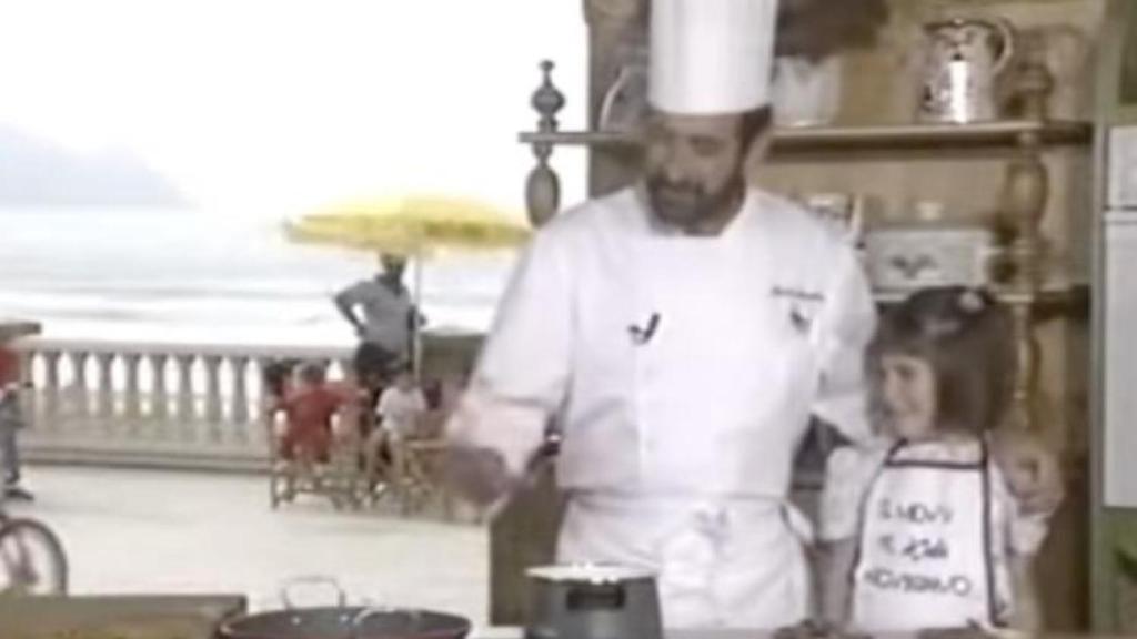 Amaia de pequeña cocinando una paella con su padre, Karlos Arguiñano.