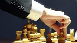 Un jugador mueve una pieza en un Campeonato del Mundo de Ajedrez