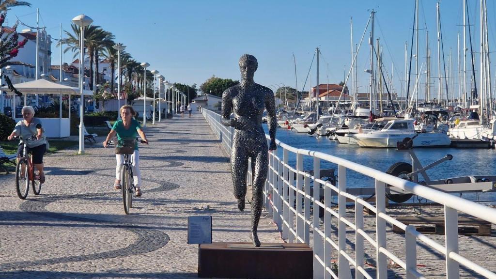 Pescar, pasear o, sencillamente, sentarse en un banco para ver pasar los yates o el  trasiego del ferry que une Vila Real con Ayamonte