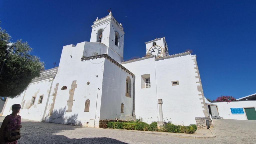 Junto al Castillo, la iglesia se levantó en el siglo XIII  sobre los restos de una mezquita. Fue reconstruida tras el terremoto de Lisboa