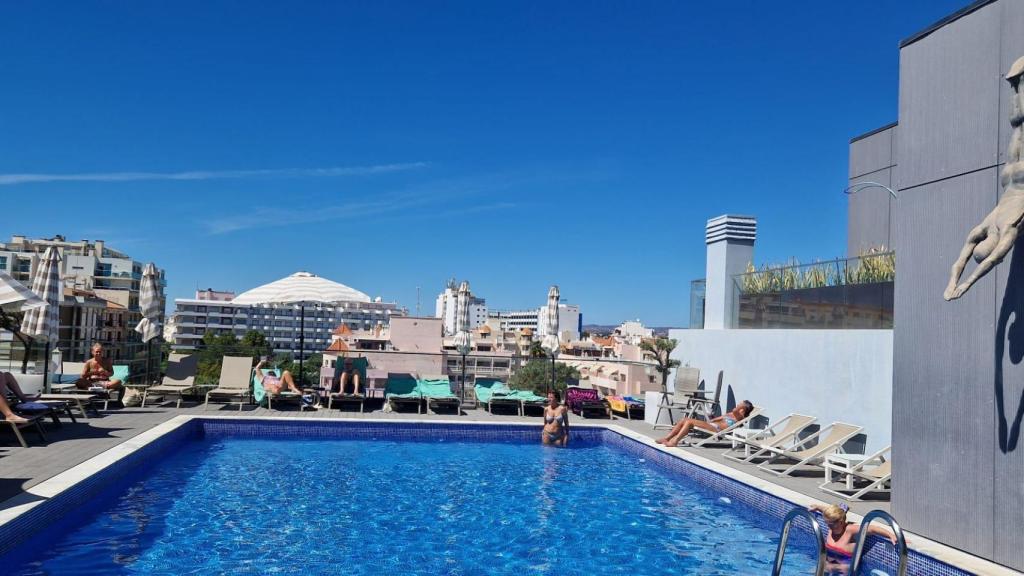 El hotel, de 64 habitaciones y 41 suites, abrió en 2018 con un enfoque de vida saludable. Ofrece tanto alojamiento y desayuno como media y pensión completa