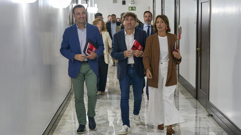 El secretario general del PSE-EE, Eneko Andueza, junto a los consejeros socialistas