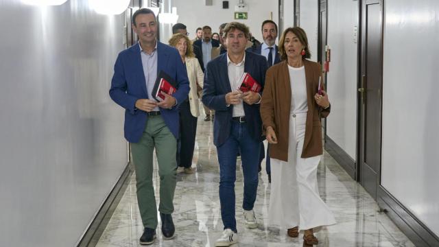 El secretario general del PSE-EE, Eneko Andueza, junto a los consejeros socialistas