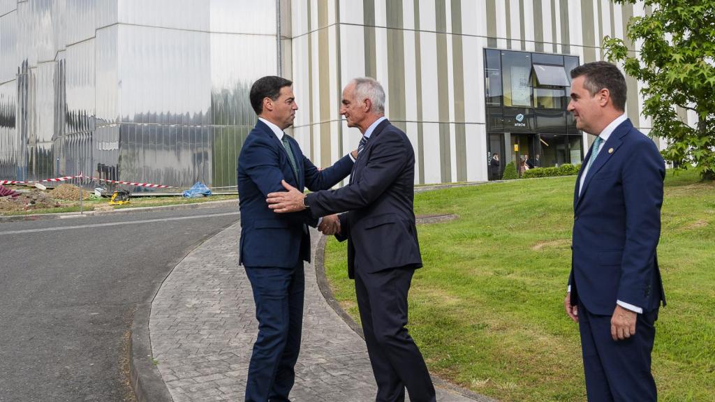 Alex Artetxe, CEO de Arteche, saluda al lehendakari Pradales en presencia de Mikel Jauregi / Irekia