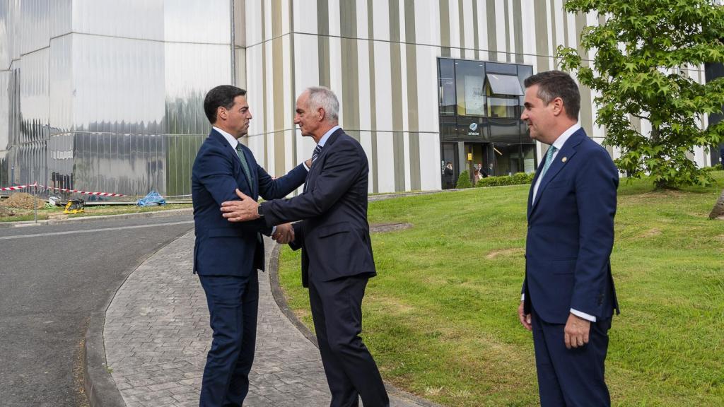 Imanol Pradales y Mikel Jauregi con el presidente de Arteche, Alex Artetxe