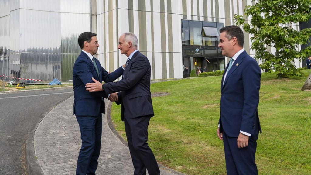 Imanol Pradales y Mikel Jauregi con el presidente de Arteche, Alex Artetxe