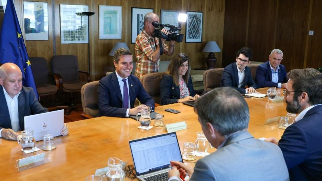 La delegación vasca encabezada por el consejero Jauregi este martes en Madrid para abordar la ampliación de la red eléctrica / Irekia