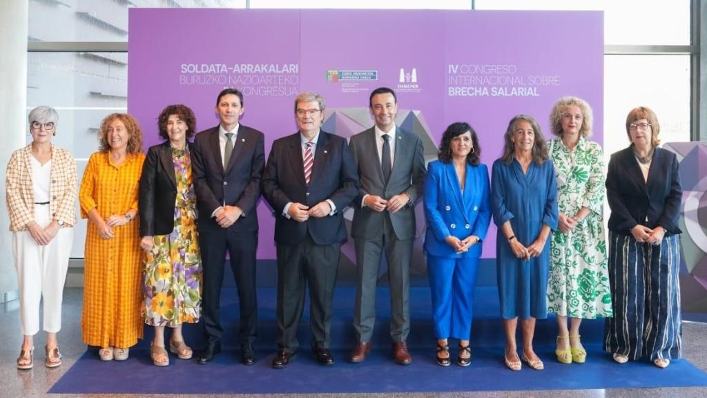 Foto de familia del Congreso de Brecha Salarial celebrado en el Euskalduna / EP