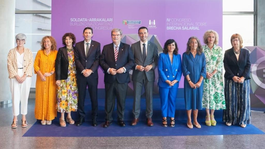 Foto de familia del Congreso de Brecha Salarial celebrado en el Euskalduna / EP