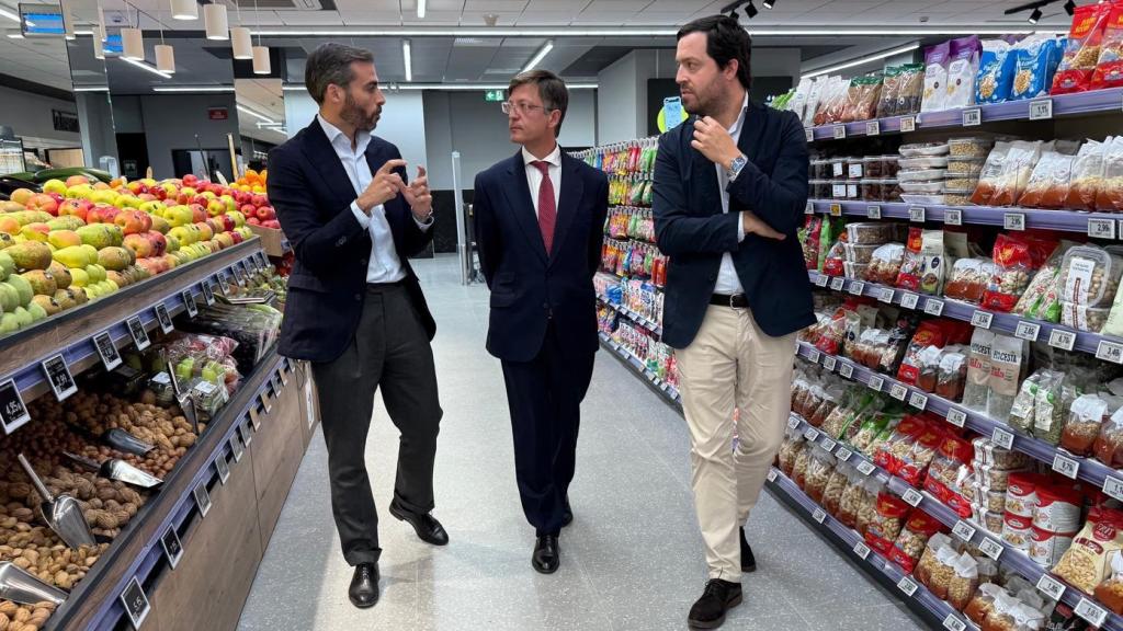 Inauguración de un BM de Uvesco en Fuencarral con el concejal del ayuntamiento de Madrid José Antonio Martínez Páramo / X