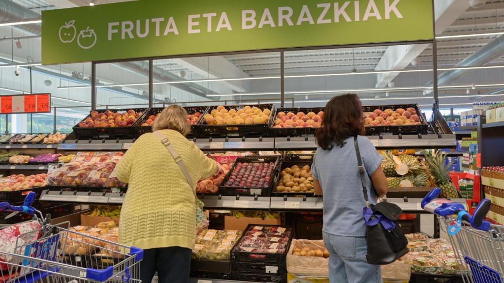 Dos mujeres hacen la compra.