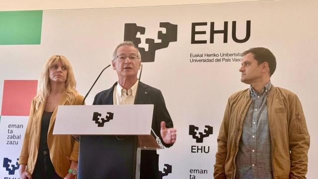 Estitxu Garai, Joxerramon Bengoetxea y Asier Blas en la rueda de prensa de este miércoles para explicar las decisiones adoptadas por la universidad ante el conflicto de Israel y Palestina