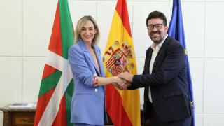 La consejera de Gobernanza, Administración Digital y Autogobierno, María Ubarretxena, y el secretario de Estado de Trabajo y Economía Social, Joaquín Pérez Rey