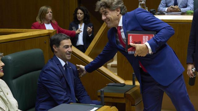 El secretario general de PSE-EE, Eneko Andueza, saluda al lehendakari, Imanol Pradales