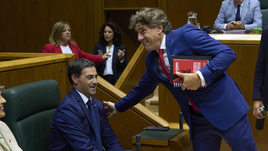 El secretario general de PSE-EE, Eneko Andueza, saluda al lehendakari, Imanol Pradales