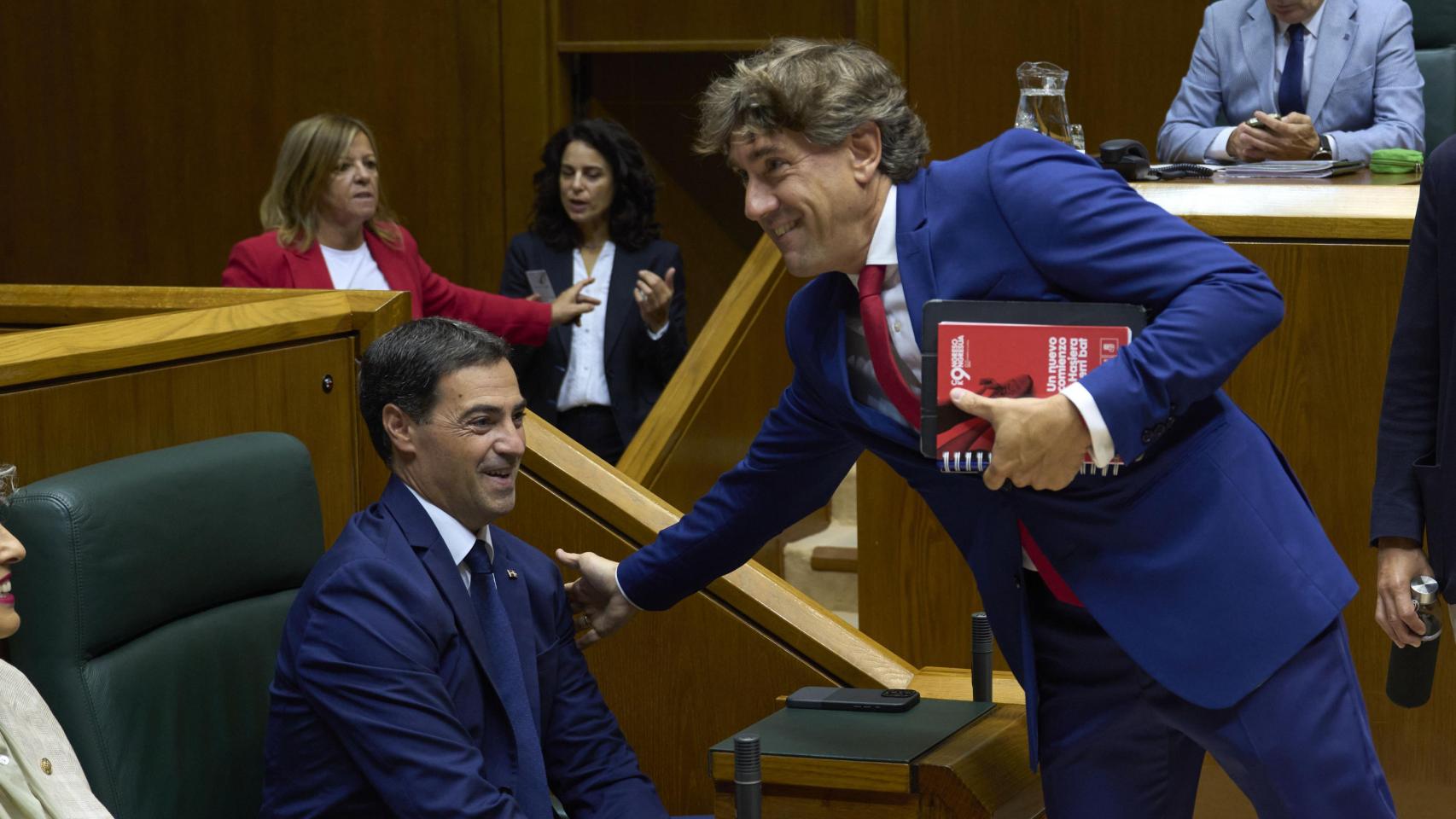 El secretario general de PSE, Eneko Andueza, saluda al lehendakari, Imanol Pradales