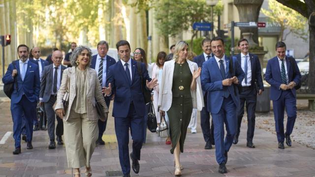 El lehendakari, Imanol Pradales, llega al Parlamento vasco acompañado de los consejeros del Gobierno vasco