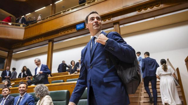 El lehendakari, Imanol Pradales, llega al pleno de política general en el Parlamento vasco