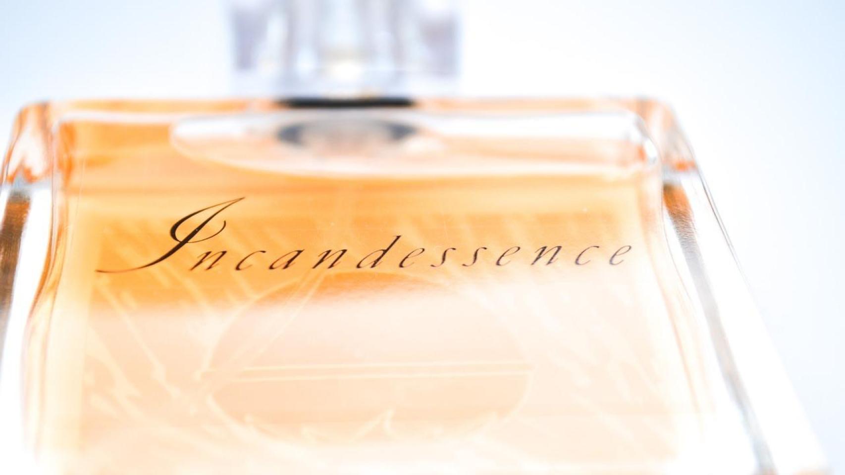 Primer plano de un perfume