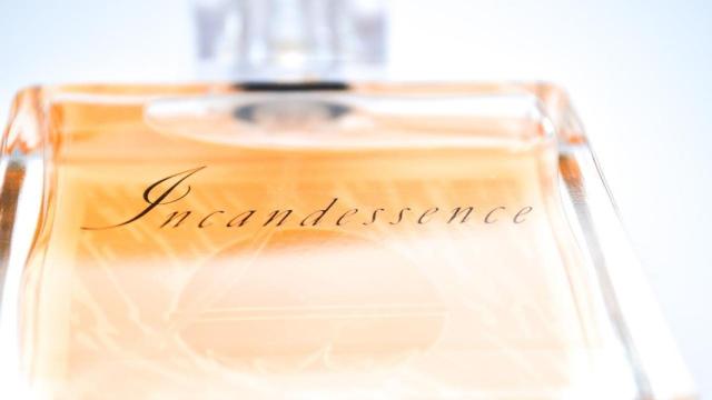 Primer plano de un perfume