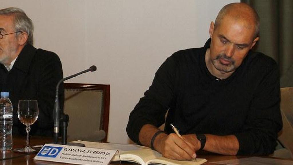 A la derecha, Imanol Zubero, profesor de la UPV/EHU.