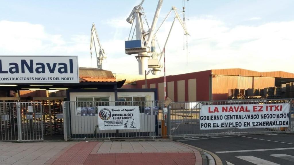 Pancartas en la entrada de La Naval en una imagen tomada antes del cierre del astillero en 2019