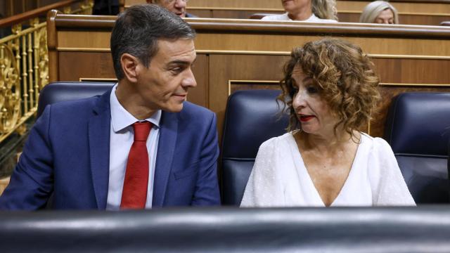 El presidente del Gobierno, Pedro Sánchez, junto a la vicepresidenta primera y ministra de Hacienda, María Jesús Montero