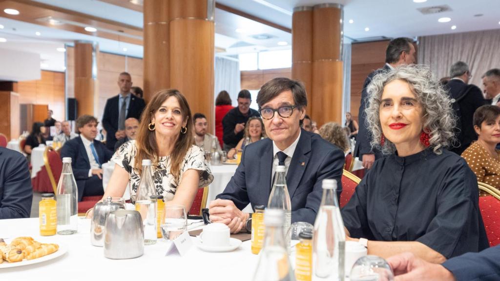 El presidente de la Generalitat, Salvador Illa, junto a la alcaldesa de Vitoria, Maider Etxebarria, y la vicelehendakari primera y consejera de Cultura y Política Lingüística, Ibone Bengoetxea
