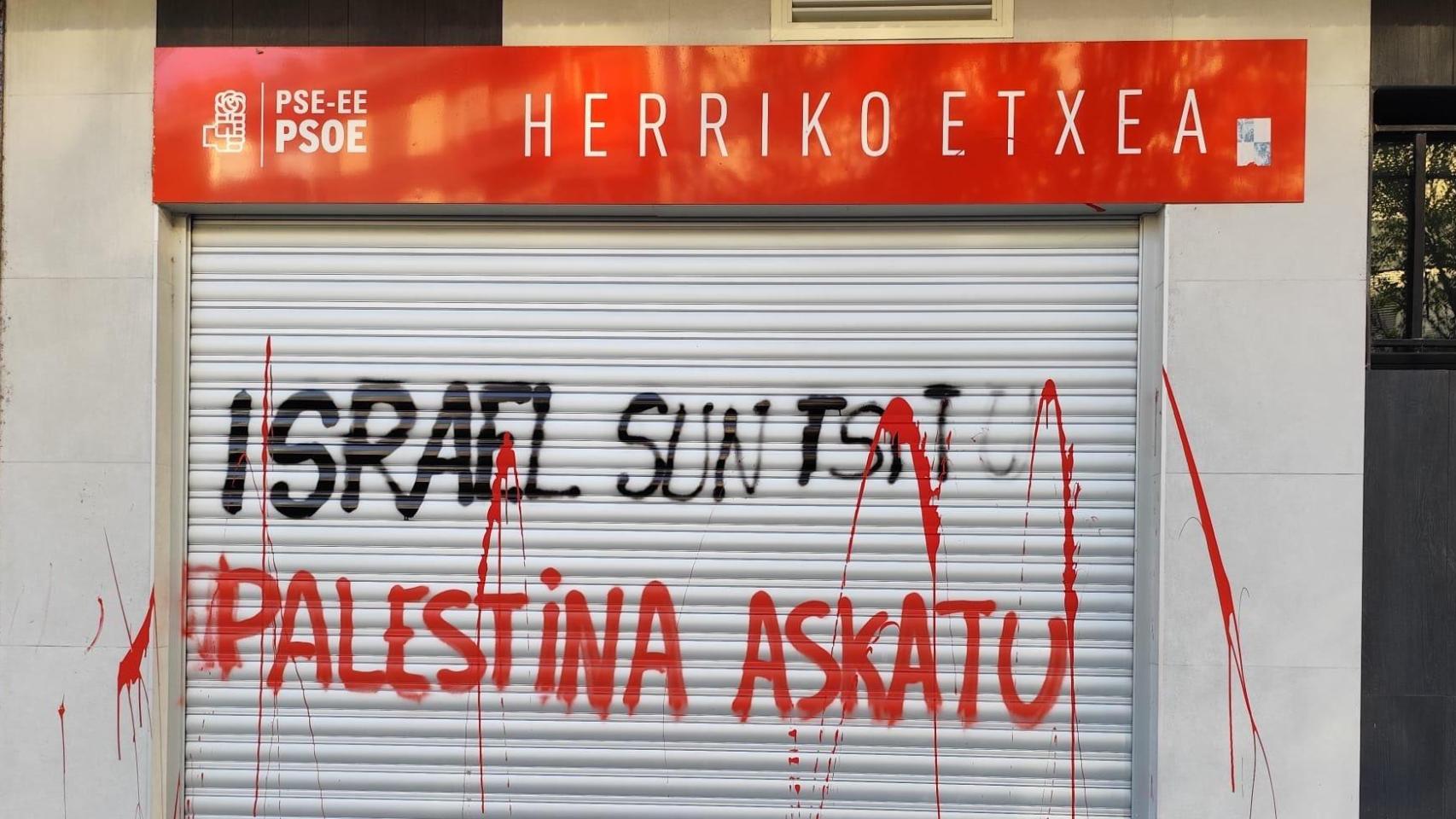 Las pintadas realizadas en la sede del PSE de Tolosa en contra de Israel, en Gipuzkoa