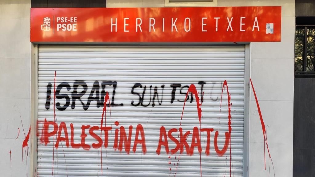 Las pintadas realizadas en la sede del PSE de Tolosa en contra de Israel, en Gipuzkoa