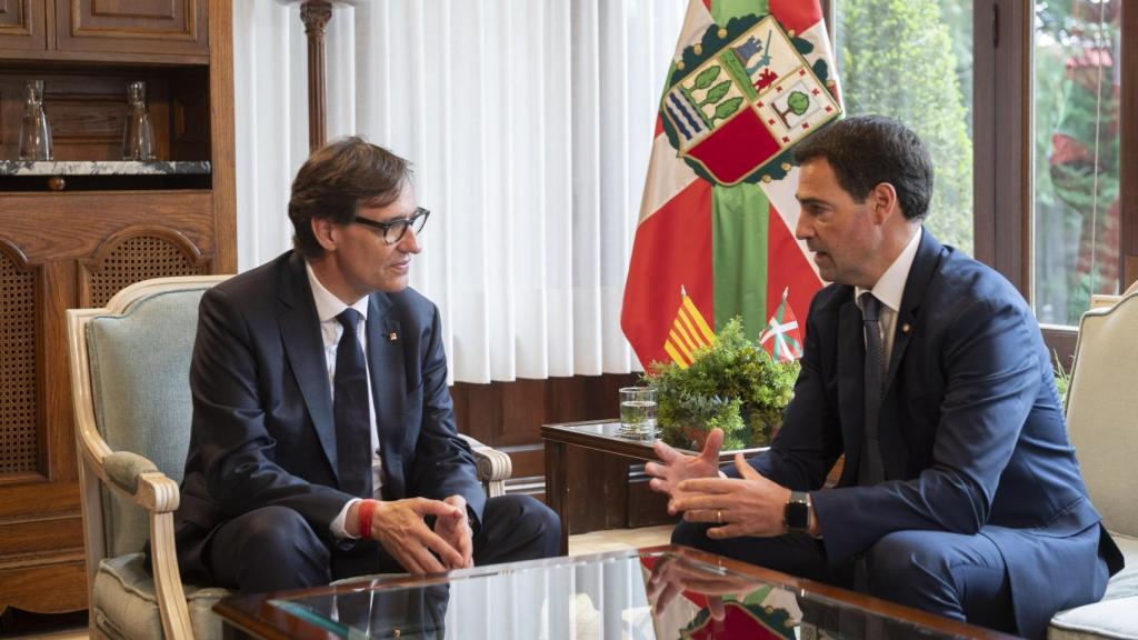 El lehendakari, Imanol Pradales, y el presidente de la Generalitat, Salvador Illa, en su encuentro en Ajuria Enea