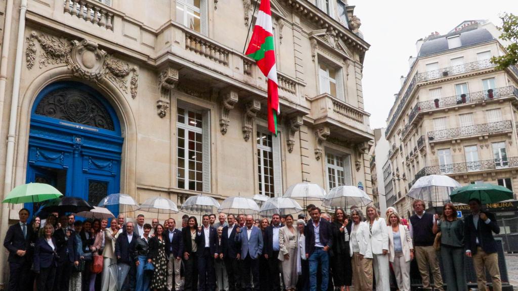 Acto de presentación del edificio de París restituido al PNV