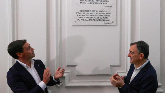 El lehendakari, Imanol Pradales, y el presidente del PNV, Aitor Esteban, junto a la placa a la entrada del palacete de París