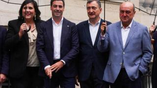 Miembros del PNV en el exterior del palacete de París