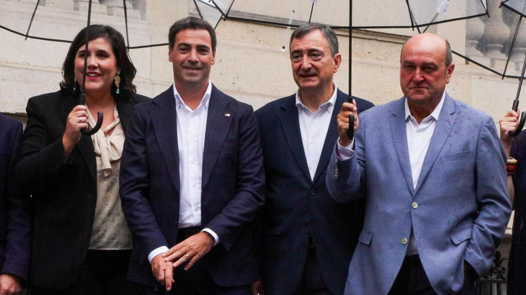 Miembros del PNV en el exterior del edificio de París