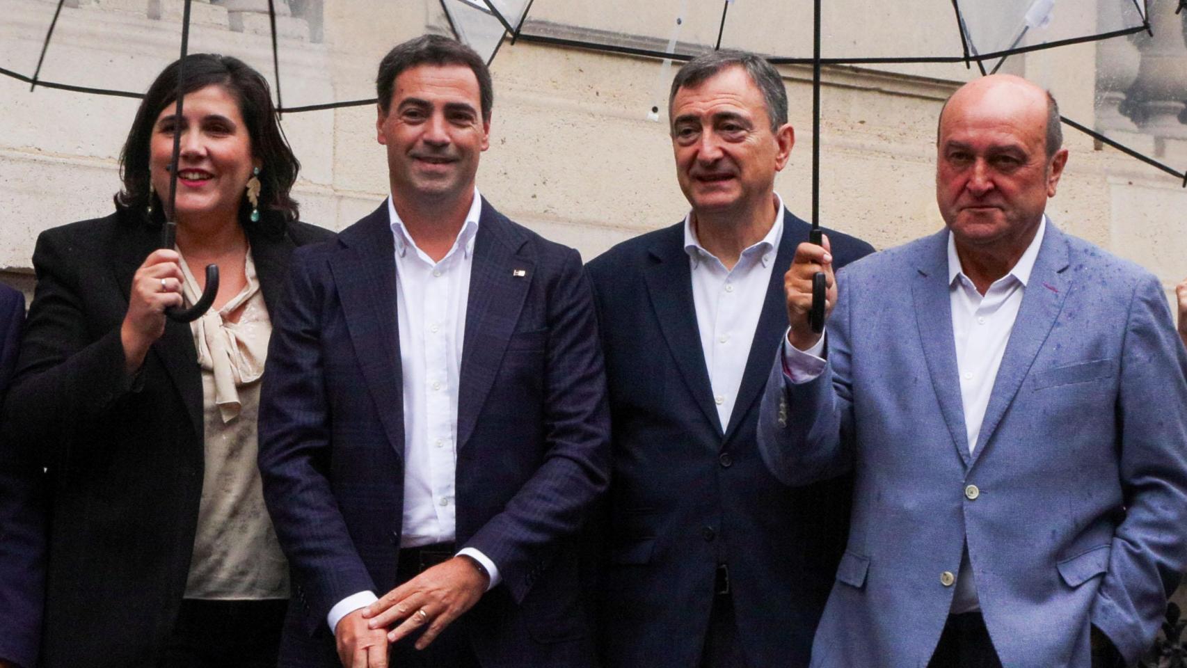 Miembros del PNV en el exterior del palacete de París