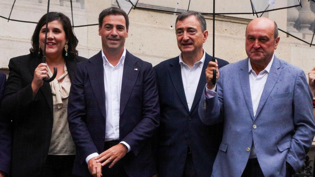 Miembros del PNV en el exterior del palacete de París