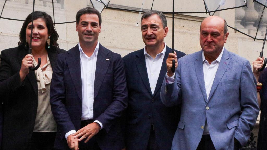 Miembros del PNV en el exterior del palacete de París