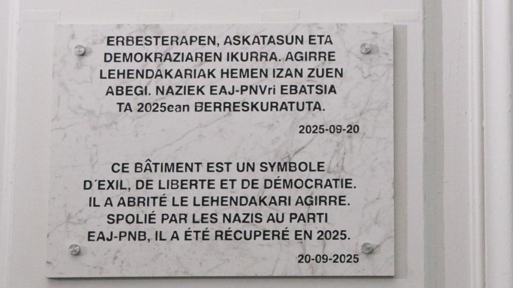 Placa colocada por el PNV en el edificio de París