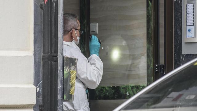 La Ertzaintza recoge huellas en el lugar de los hechos
