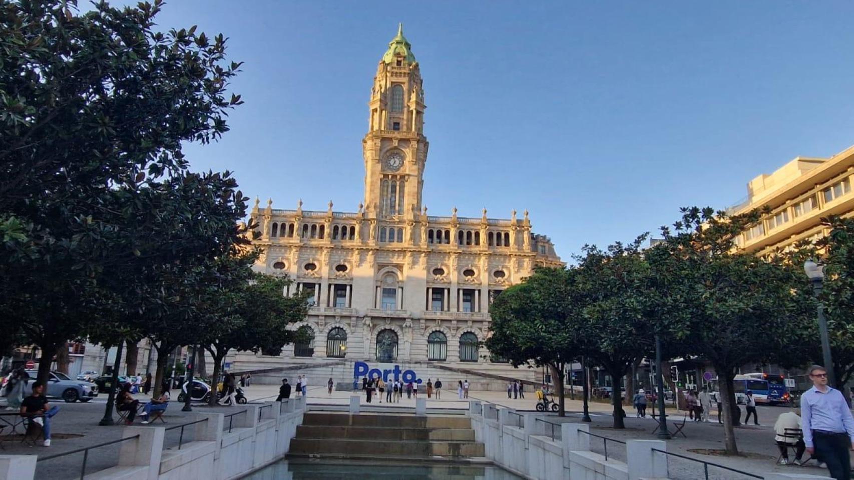 Las letras de bienvenida permanecen en la Avenida dos Aliados, aunque al tratarse de una instalación itinerante, pueden cambiar de ubicación en cualquier momento